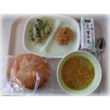 2月27日（水）　かぼちゃパン　ジュリアンスープ　フライドチキン　小松菜とベーコンのサラダ