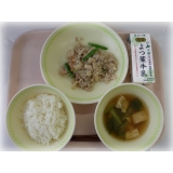 11月2日（月）　秋野菜と鶏肉の炒め物　小松菜と油揚げのみそ汁