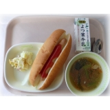 12月2日（水）　ホットドッグ　ポテトサラダ　中華スープ
