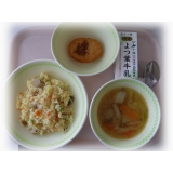 5月7日（金）　ウィンナーピラフ　コロッケ　肉団子と野菜のスープ