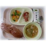 9月8日（水）　黒糖パン　ヤンニョムチキン　サイコロサラダ　春雨スープ