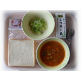 11月17日（水）　食パン　ビーフシチュー　グリーンサラダ　いちごジャム