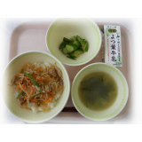 6月10日（金）　韓国風豚もやし丼　きゅうりの中華和え　わかめスープ