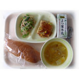 7月19日（水）　黒糖パン　高野豆腐入りミートローフ　小松菜サラダ　オニオンスープ
