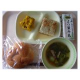 9月20日（水）　ミルクパン　和風れんこんハンバーグ　かぼちゃサラダ　チンゲン菜のスープ