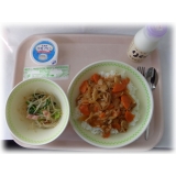 ２月３日（金）　ハヤシライス　小松菜とベーコンのサラダ　牛乳プリン