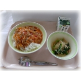 ５月１９日（金）　ハヤシライス　小松菜サラダ