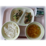 ８月３日（木）　米飯　なすみそ　小松菜とベーコンのサラダ　すまし汁