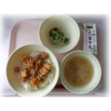 ９月８日（金）　厚揚げ入り肉炒め丼　酢の物