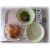 ９月１３日（水）　ミルクパン　チキンクリームシチュー　小松菜サラダ