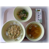 10月13日（金）　肉味噌丼　小松菜サラダ　すまし汁