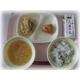 11月28日（火）　わかめごはん　照り焼きチキン　具沢山みそ汁　切干大根のサラダ