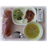 12月6日（水）　黒糖パン　トンテキ　小松菜サラダ　キャベツのスープ