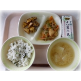 10月9日（火）　わかめごはん　みそ汁　豚肉と野菜の炒め物　大学いも