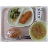 1月30日（水）　フランスパン（代替食）　オニオンスープ　ささみカツ　小松菜サラダ