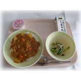 4月27日（金）　カレーライス　小松菜とベーコンのサラダ　お祝いいちごゼリー