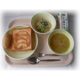 5月18日（金）　りんごのボンファム風　ポテトビーフコロッケ　小松菜サラダ　ジュリアンスープ
