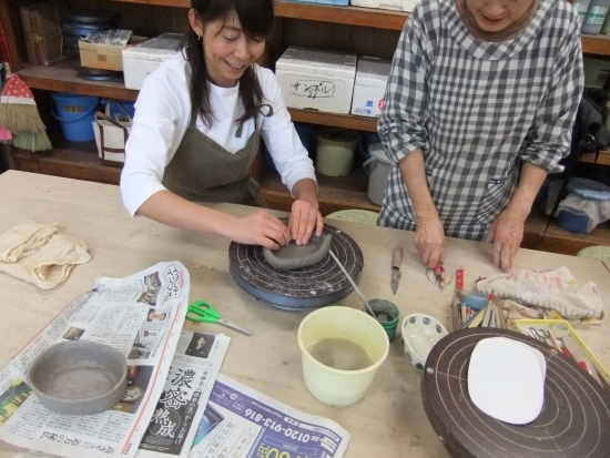 陶芸教室体験の様子。講師は町内陶芸サークルのみなさん。