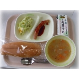 4月10日（水）　ホットドック　麦入り野菜スープ　コールスロー