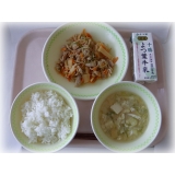 5月13日（月）　みそ汁　豚肉と野菜の炒め物