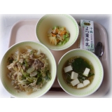 5月31日（金）　豚すき丼　すまし汁　キャベツの塩昆布和え