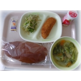5月20日（水）　黒糖パン　白菜と肉団子のスープ　白身魚のフライ　タルタルソース　ジョアストロベリー
