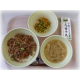 5月22日（金）　鹿肉と切干大根のそぼろ丼　みそ汁　コーンサラダ