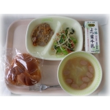 5月27日（水）　ミルクパン　ポトフ　豚肉のオニオンジンジャー　小松菜とベーコンのサラダ