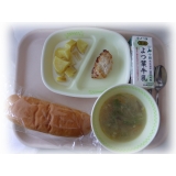 8月26日（水）　かぼちゃパン　鶏肉の梅マヨ焼き　さつまいものミルク煮　サムゲタン風スープ