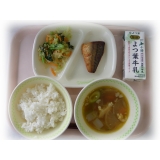 8月31日（月）　ごはん　さば味噌　ごま和えサラダ　けんちん汁