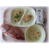 11月11日（水）　黒糖パン　スパイシーチキン　小松菜とベーコンのサラダ　クラムチャウダー