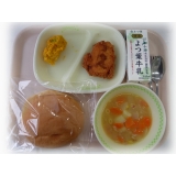1月13日（水）　コッペパン　チキンカツ　かぼちゃサラダ　マカロニスープ