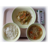 4月19日（月）　豚肉と野菜の炒め物　芋団子汁