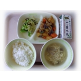 4月26日（月）　鶏と野菜の甘酢炒め　キャベツの塩昆布和え　きのこと玉子のスープ