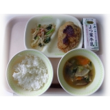 8月31日（火）　みそカツ　小松菜とベーコンのサラダ　けんちん汁