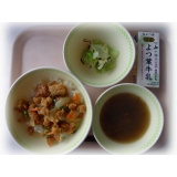 9月10日（金）　鶏ミックス丼　キャベツの塩昆布和え　もずくスープ