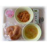 9月29日（水）　ミルクパン　マカロニミートソース煮　キャベツとベーコンのスープ　ピーチゼリー