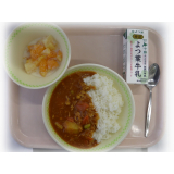 12月17日（金）　チキンカレー　果物ヨーグルト