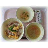 3月18日（金）　三色丼　大根のピリッと漬け　具だくさんみそ汁