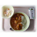 4月22日（金）　チキンカレー　果物ヨーグルト