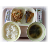 4月26日（火）　豚肉と野菜の炒め物　じゃがいものみそ汁　味付けのり　さばみそ（非常食 小中のみ）