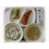 5月2日（月）　枝豆昆布ごはん　白身魚のフライ　野菜のごま和えサラダ　もやしのみそ汁