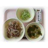 5月13日（金）　トマト牛丼　即席漬け　チンゲン菜のスープ