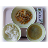 7月4日（月）　豚肉と野菜の炒め物　みそけんちん汁