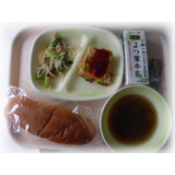7月13日（水）　黒糖パン　高野豆腐入りミートローフ　小松菜とベーコンのサラダ　もずくスープ