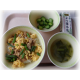 7月15日（金）　三色丼　きゅうりのピリッとづけ　小松菜と玉ねぎのみそ汁