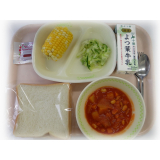 8月31日（水）　食パン　いちごジャム　ポークビーンズ　グリーンサラダ