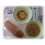 2月1日（水）　コッペパン　マカロニグラタン　白菜と肉団子のスープ　いちごジャム