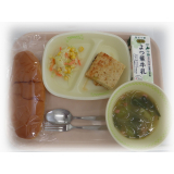 3月1日（水）　黒糖パン　鶏つくね　コールスローサラダ　チンゲン菜のスープ