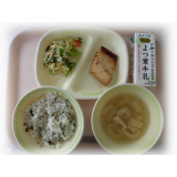 3月7日（火）　わかめごはん　さばの生姜しょうゆ焼き　野菜のごま和えサラダ　大根のみそ汁